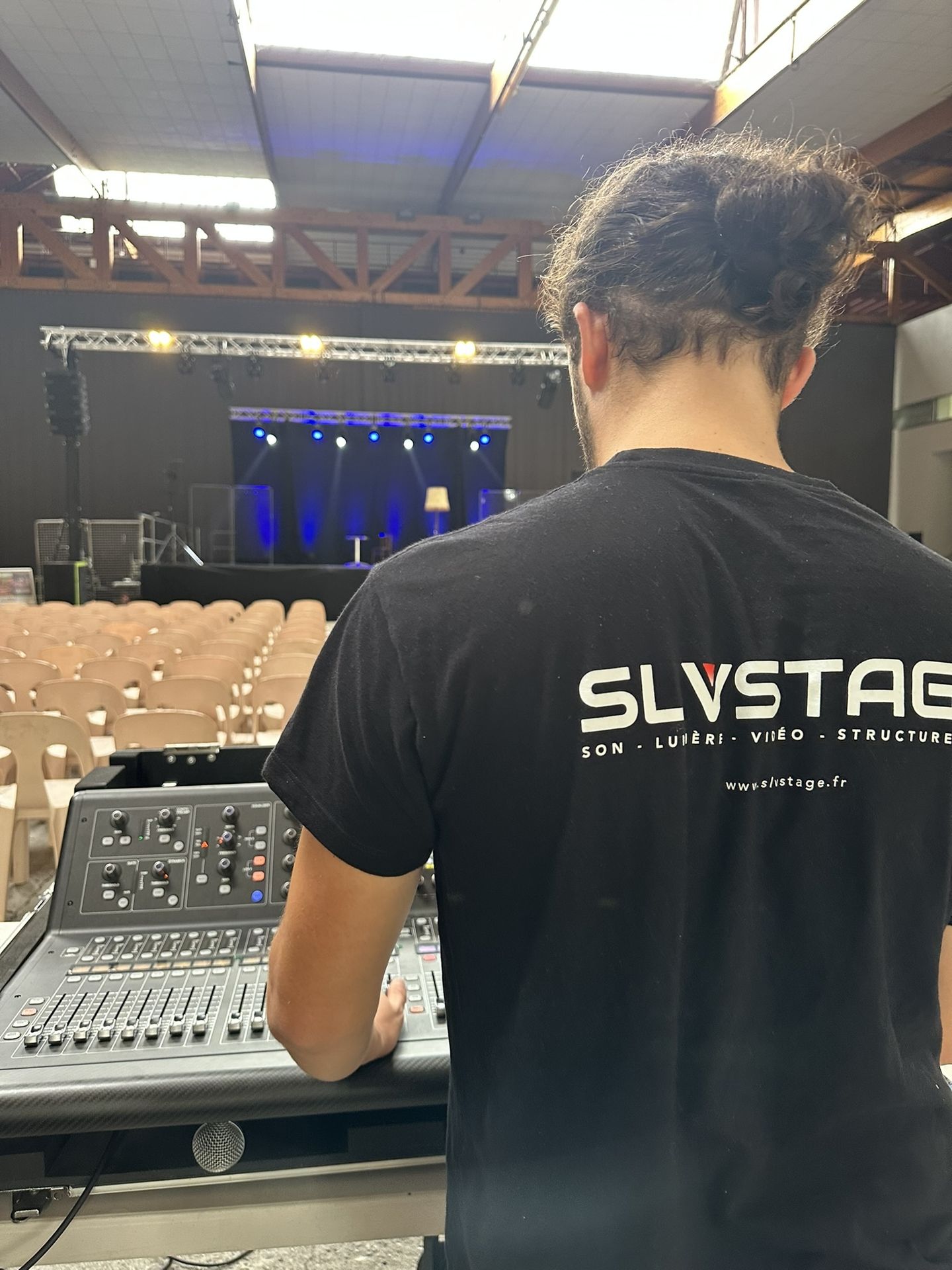 Technicien son avec vue d'ensemble de la scène