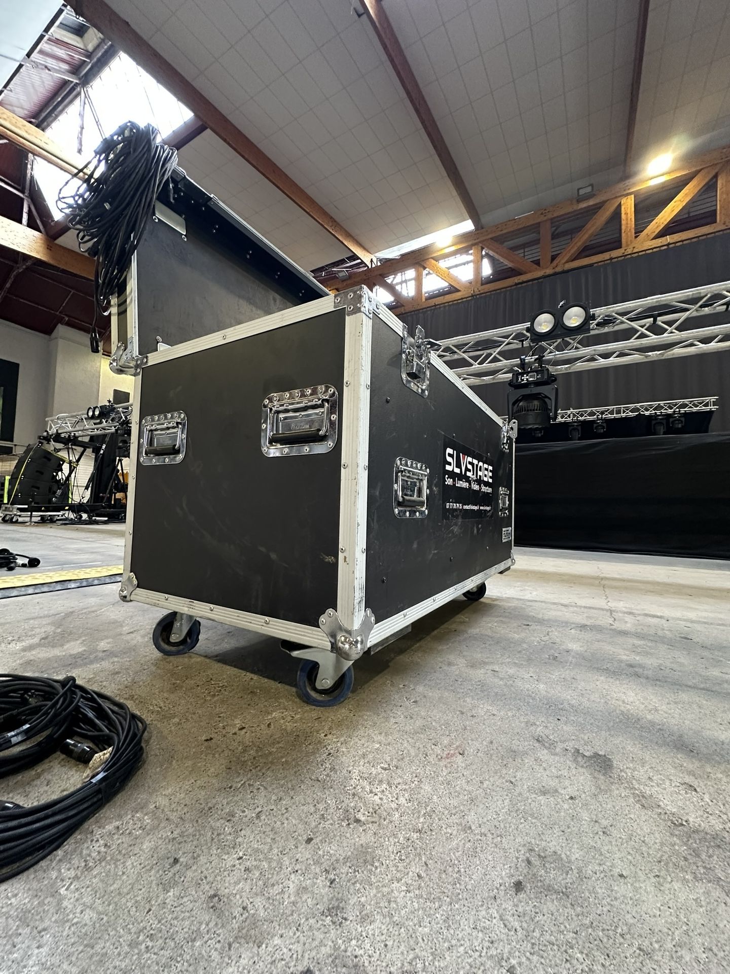 Flight case en premier plan