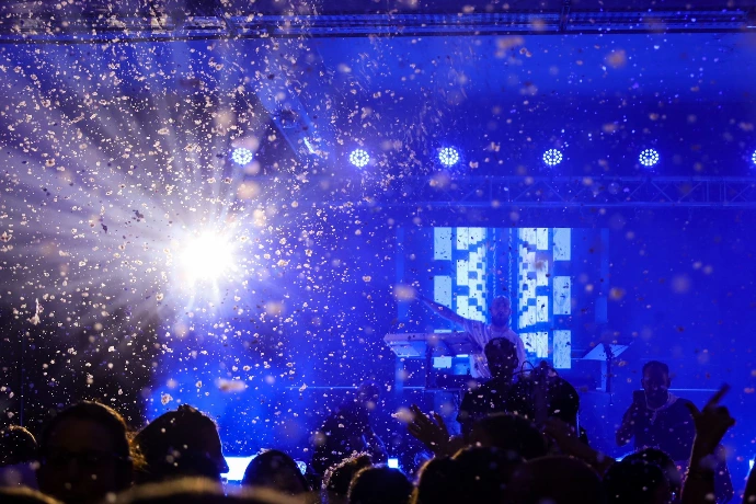 Scène avec neige en premier plan