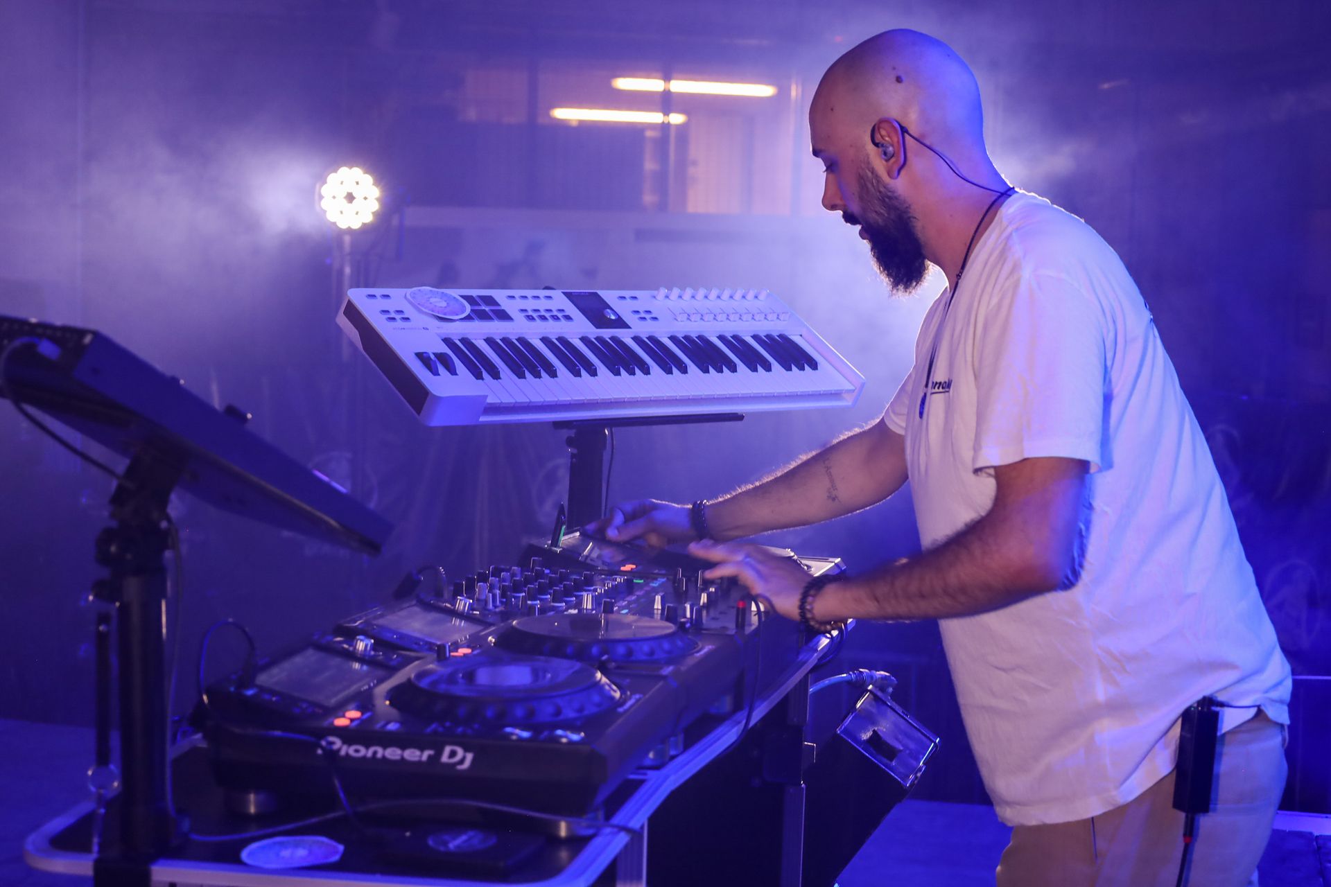 Dj de profil qui mix