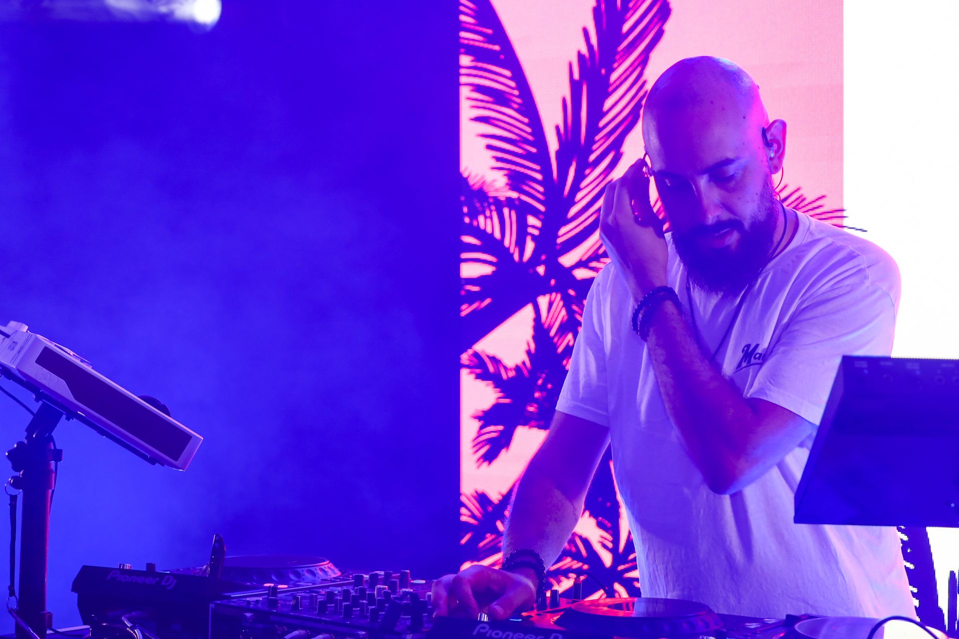 Dj qui mixe avec écran LED en arrière plan