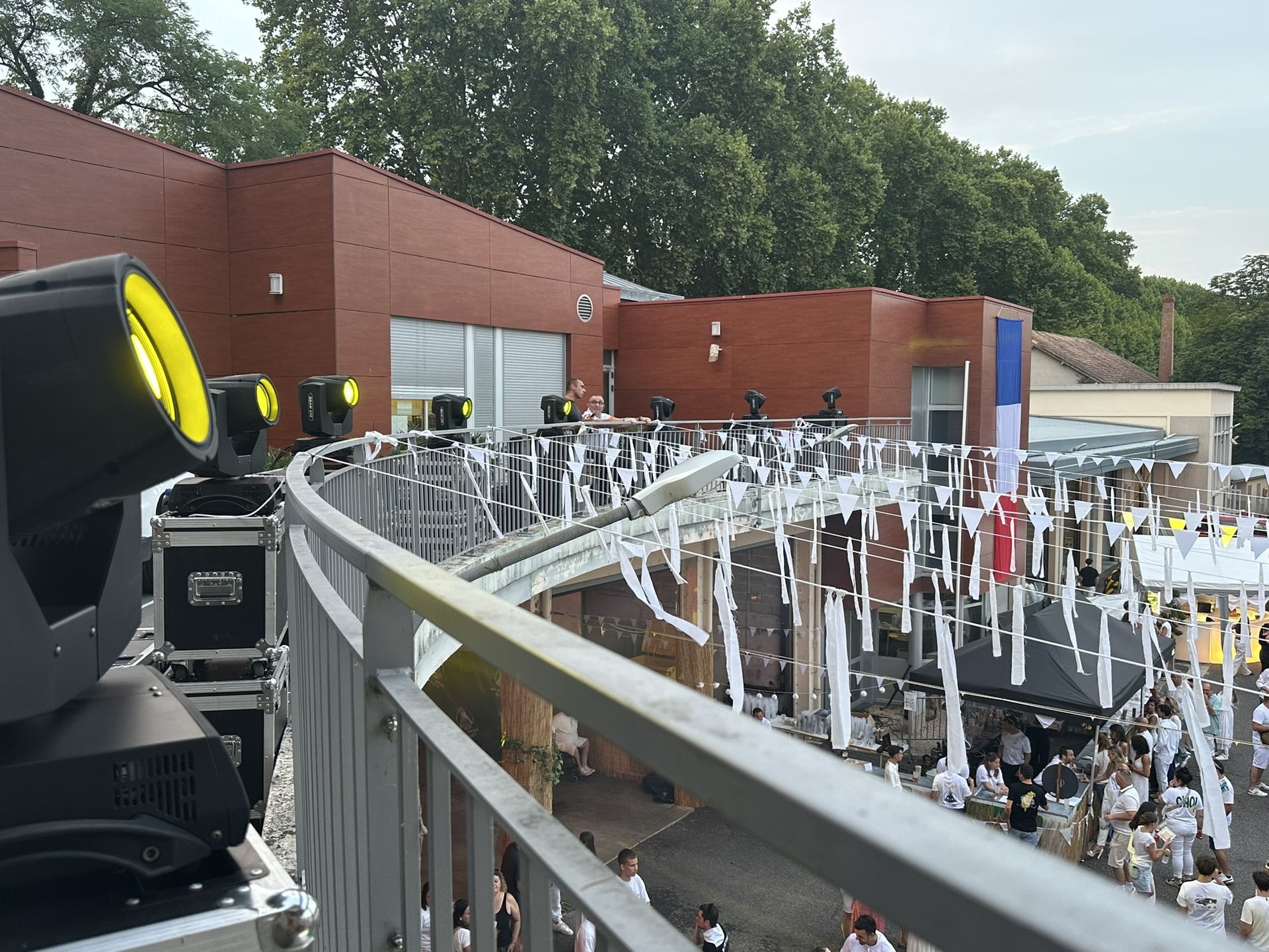 Projecteur sur le balcon de la caserne